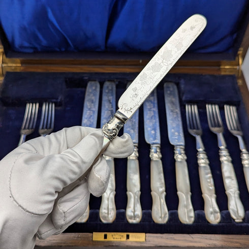 約 1890 年英國古董白色珍珠手柄甜點餐具 5.5 副套裝木盒裝